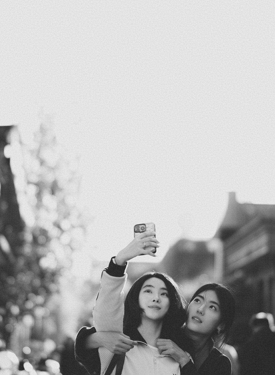 Zwei junge Frauen mit Smartphone