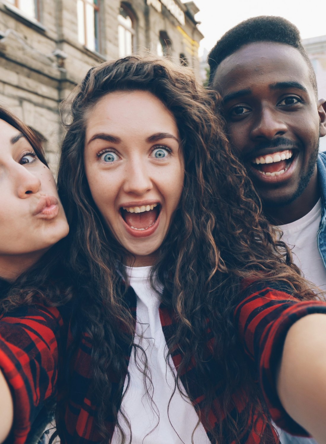 Drei Freunde mit Smartphone