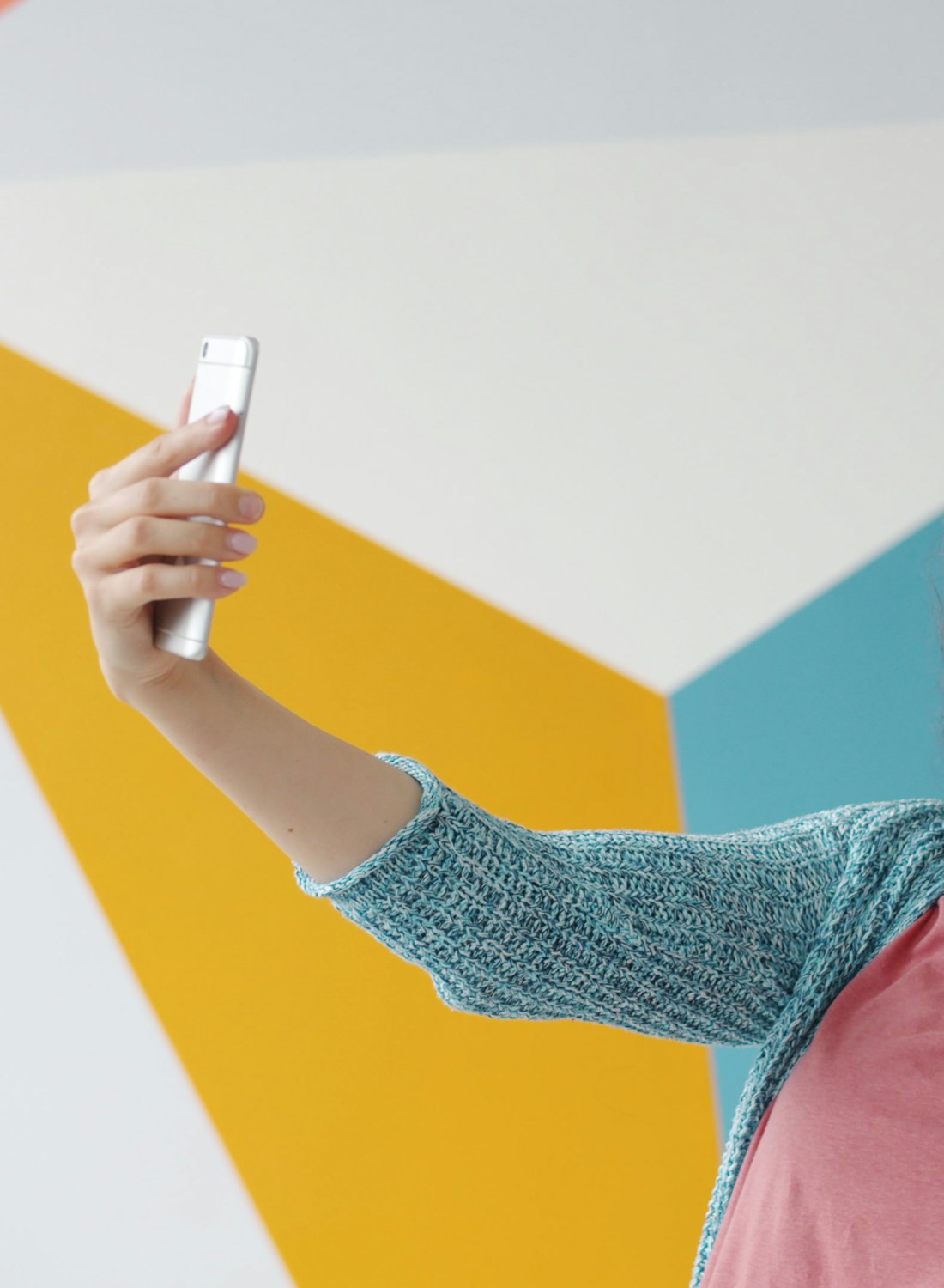 Junge Frau macht ein Selfie