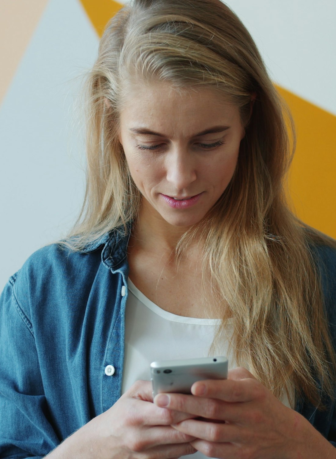 Person schaut auf ihr Smartphone
